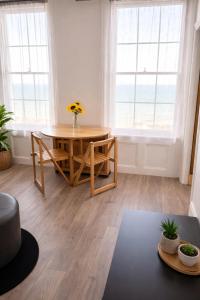 Stylish Seaview Apartments - Modern Retreat