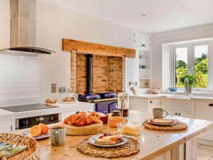3 Bed in Kingsbridge oc-court