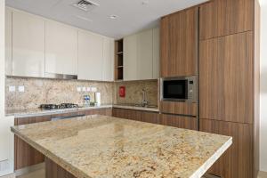 Luxury 1-Bed with Burj Khalifa Views in Downtown