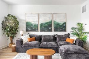 Luxury Townhouse with Skyline Views & Rooftop BBQ