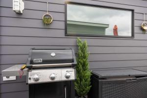Luxury Townhouse with Skyline Views & Rooftop BBQ