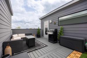Luxury Townhouse with Skyline Views & Rooftop BBQ