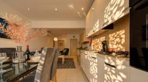 Sapphire Apartments & Penthouse with Heated Jacuzzi