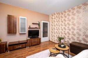 Chic Urban Hideaway with Natural Wood Charm