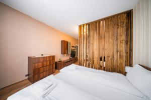 Chic Urban Hideaway with Natural Wood Charm