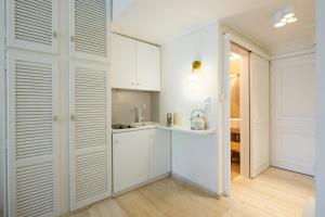 Mēne - Seafront Glyfada Apartment