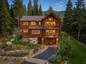 Spacious Tahoma Retreat with Hot Tub and Game Room