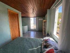 Sobrado novo com AC, terraço e suíte