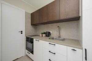 Cozy & Modern Studio Close to the City Center by Noclegi Renters