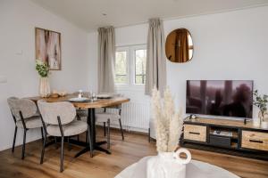 Luxe chalet aan het meer in Zeeland 4 pers VP108