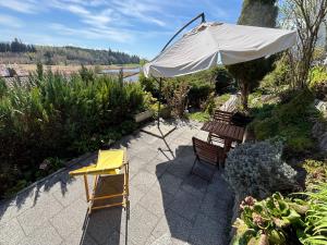 Panorama-Haus Ferienwohnung SÄNTIS - Schlafzimmer, Wohnzimmer, Küche, Bad, Sonnenterrasse mit Bergblick im Garten