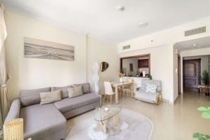 Luxury Marina Living with Pool Gym & near the beach