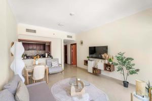 Luxury Marina Living with Pool Gym & near the beach