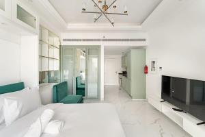 Stylish Stay in Arjan in New Building with Pool