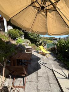 Panorama-Haus Ferienwohnung SÄNTIS - Schlafzimmer, Wohnzimmer, Küche, Bad, Sonnenterrasse mit Bergblick im Garten