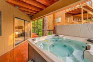 Luxury Truckee Retreat with Hot Tub and Sauna