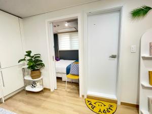 Heart of Hongdae, 3-Minute Walk to Popular Spots, K-Pop Perfect accommodation for friends and couples Self check-in, luggage storage, elevator available