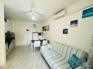 Bright apartment 150mt from the sea