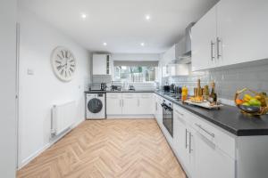 5 BR House Ideal for Contractors & Free Parking