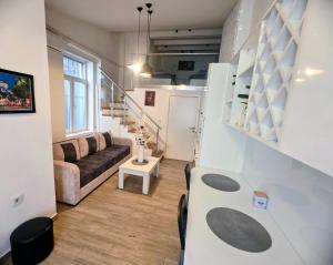 Modern 2BR Central Apartment Sleeps 6 Balcony