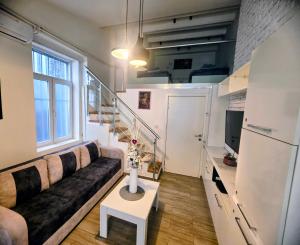 Modern 2BR Central Apartment Sleeps 6 Balcony