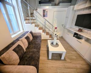 Modern 2BR Central Apartment Sleeps 6 Balcony