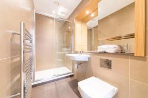 Entire 2 bed, 2 bath near Canning Town & River