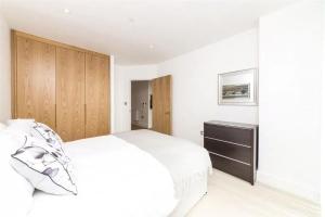 Entire 2 bed, 2 bath near Canning Town & River
