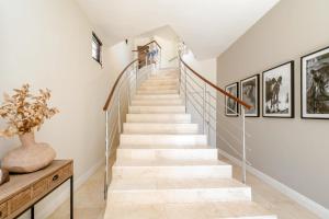 Défren House - Villa with panoramic view and pool, optional housekeeping and private service in Hout Bay