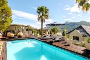 Défren House - Villa with panoramic view and pool, optional housekeeping and private service in Hout Bay