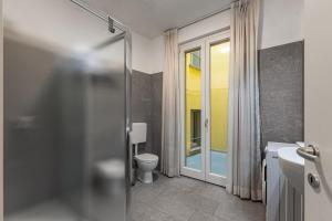 Casa Piera, 5 min drive from Lake Como, Modern apartment
