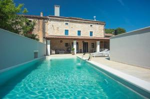 Villa Polinisa 6 BR with Pool