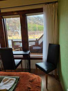 Guest room with a mountain view