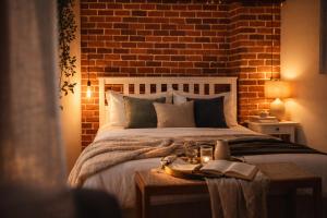 Industrial Brick Studio with King Bed - Central Bucharest