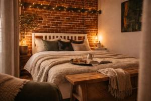 Industrial Brick Studio with King Bed - Central Bucharest