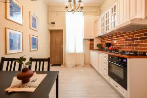 Industrial Brick Studio with King Bed - Central Bucharest