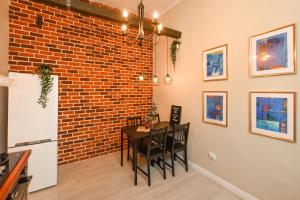 Industrial Brick Studio with King Bed - Central Bucharest
