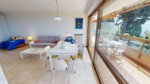56C - Joli et spacieux studio avec grande terrasse vue mer et garage privé dans le sous-sol de la résidence