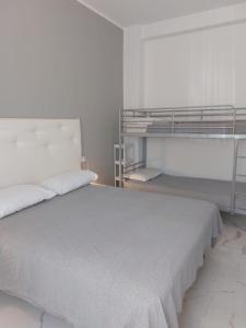 Modern Ground Floor Apt 5min Walk to Beach with AC - Il Lupo Affitta