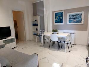 Modern Ground Floor Apt 5min Walk to Beach with AC - Il Lupo Affitta