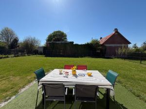Les dunes, maison neuve 8 p bien équipée jardin clos, terrasse équipée, parking, garage à 850 m de la plage et centre bourg, sur plages du débarquement près Arromanches et Bayeux, chiens bienvenus