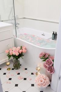 Magellana Glamour & Green Hill View by Downtown Apartments