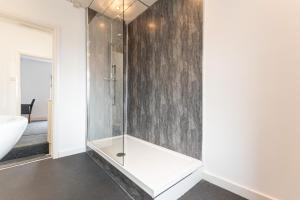 Comfy 2BR Home in Leigh Ideal for Families & Work Stays Sleeps 4