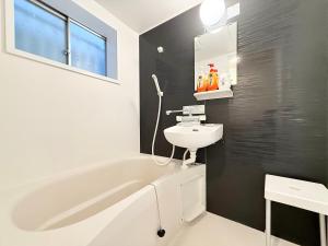 难波4分钟车站旁 机场直达 通天阁 心斋桥 梅田 Usj 全新日式 3卧室1厨2卫2浴 可住9人