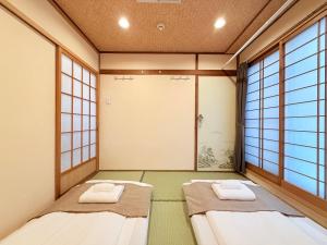 难波4分钟车站旁 机场直达 通天阁 心斋桥 梅田 Usj 全新日式 3卧室1厨2卫2浴 可住9人