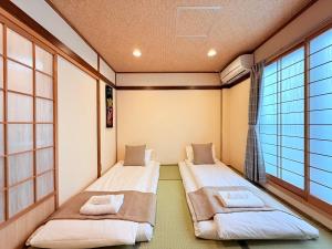 难波4分钟车站旁 机场直达 通天阁 心斋桥 梅田 Usj 全新日式 3卧室1厨2卫2浴 可住9人
