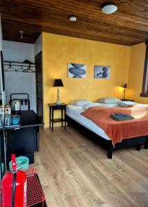 Guestroom with a mountain view