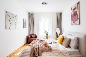 Prague Days - Spacious 3BDR Apartment with Workspace, AC in New Town