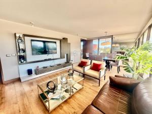 Espectacular con dos estacionamientos