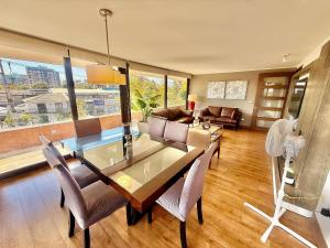 Espectacular con dos estacionamientos